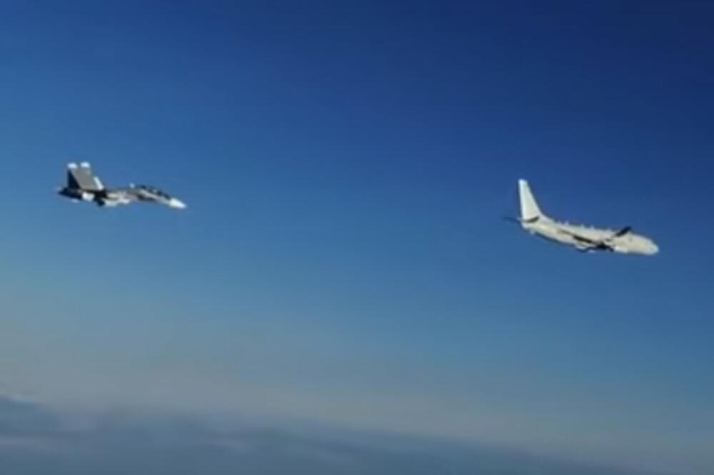 RUSKI LOVCI PRESRELI AMERIČKI POSEJDON: Nova napetost na nebu iznad Crnog mora! Ovako su SU-30 ispratili američki P-8! VIDEO
