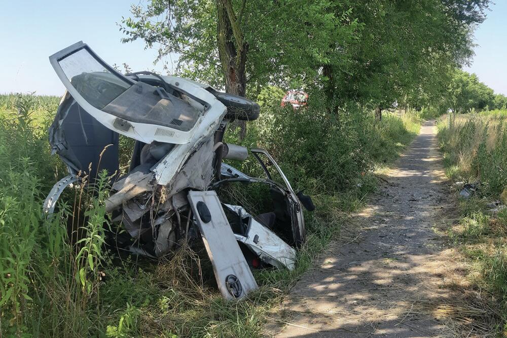 PRVE SLIKE JEZIVE NESREĆE KOD APATINA: Vozač (22) se zakucao se u drvo, nastradao na licu mesta, auto potpuno smrskan FOTO