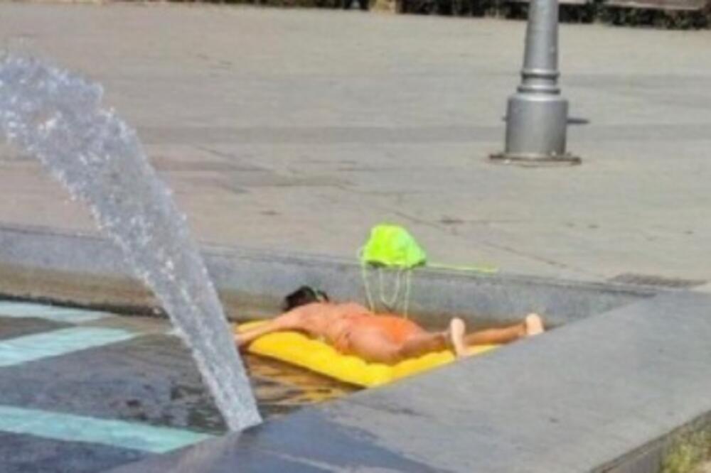 NIJE MOGLA DA IZDRŽI VRUĆINU: Žena na dušeku u fontani ispred Hrama Svetog Save (FOTO)