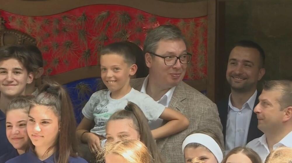 Aleksandar Vučić, Vila Mir, deca, prijem
