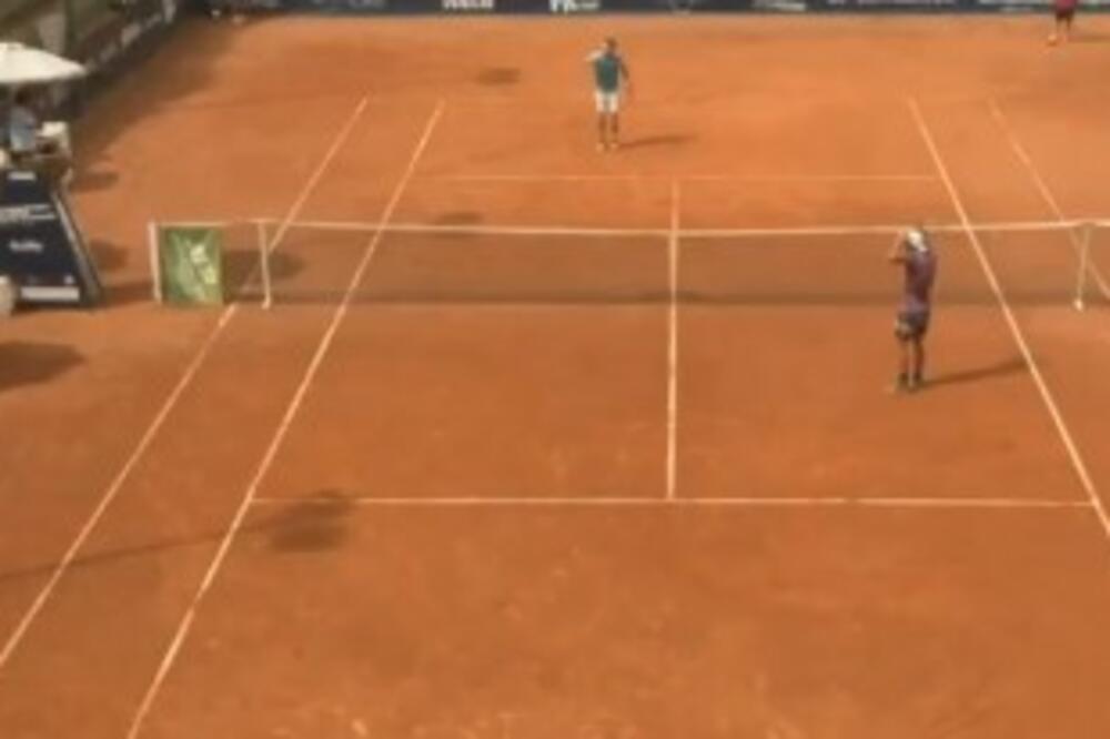 PAO MU MRAK NA OČI! Argentinski teniser TOTALNO POLUDEO posle poraza: Polomio zaštitno staklo i zamalo "ubio" sudiju! (VIDEO)