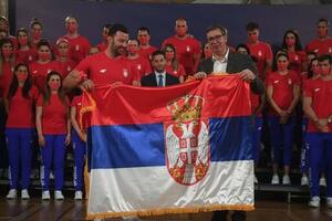 VUČIĆ PREDAO FILIPU FILIPOVIĆU ZASTAVU SRBIJE I PORUČIO: Vi ste ponos Srbije, svim srcem smo uz vas!
