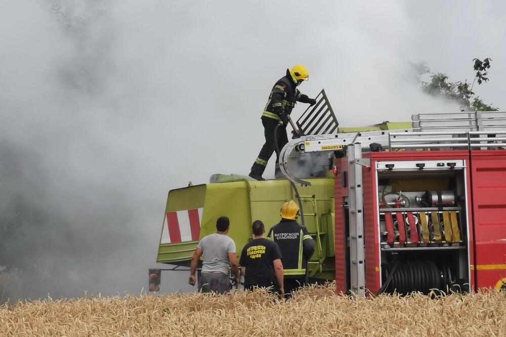 GOREO KOMBAJN KOD ČAČKA: Mašina se zapalila tokom žetve pšenice, reagovali vatrogasci (FOTO)