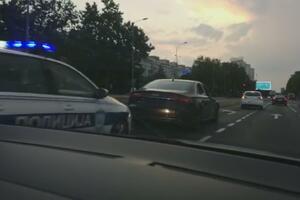 VOZIO AUTO BEZ TABLICA ISPRED SEDIŠTA POLICIJE: Zaustavila ga interventna, pa preuzeli saobraćajci (VIDEO)