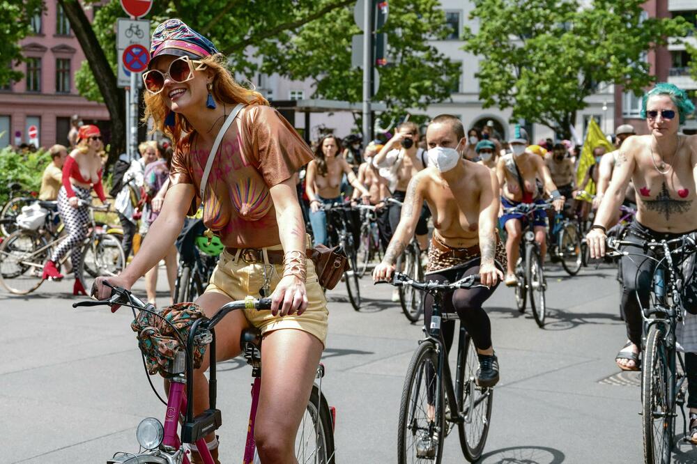 SLOBODA ZA BRADAVICE! Protest protiv zabrane golotinje u Berlinu
