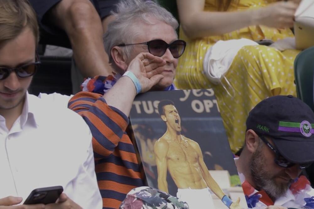 ONA NAVIJA ZA NOVAKA: Svi se pitaju ko je žena u publici koja drži Đokovićevu sliku kao IKONU! FOTO