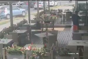 KAO FURIJA PROLETEO PORED BAŠTE KAFIĆA: Izbegnuta tragedija u Novom Sadu! Izgubio kontrolu nad autom pa se popeo na trotoar VIDEO