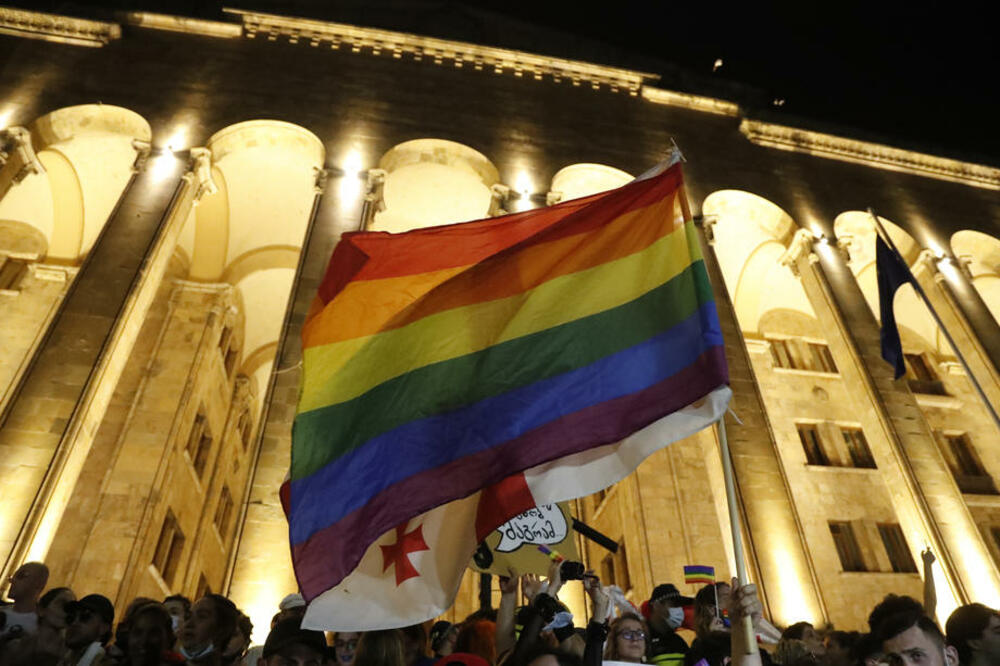 NOVI PROTESTI U GRUZIJI: Demonstranti traže ostavku premijera posle smrti novinara na LGBT skupu VIDEO