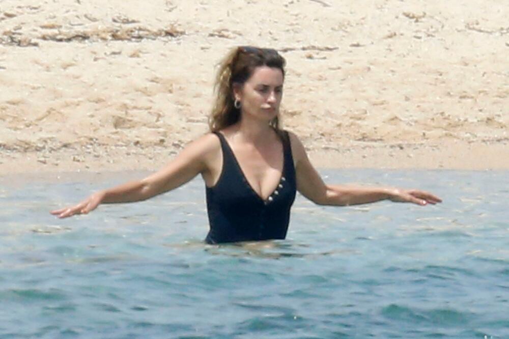 JEDNA OD NAJZGODNIJIH GLUMICA KONAČNO USLIKANA NA PLAŽI! Penelope Kruz u 48. godini u kupaćem kostimu izgleda NEVEROVATNO! (FOTO)