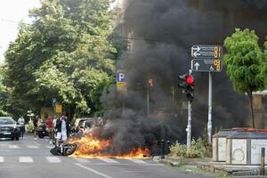 PLANUO MOTOR U CENTRU BEOGRADA: Posle sudra vatrena lopta na asfaltu, vozači je gasili