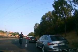 NOVI DETALJI SUDARA KAMIONA I MOTOCIKLA KOD LASTE: Pored povređenog motocikliste sve vreme bio jedan čovek VIDEO