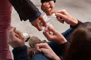 STRAVIČNA STATISTIKA: Drogu konzumira svaki peti srednjoškolac, dok svaki sedmi prodaje narkotike! KO JE KRIV?!