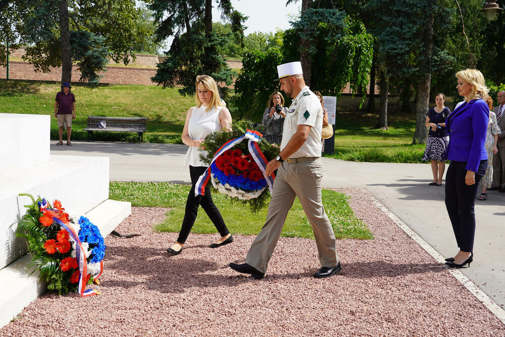 Polaganje venca, Spomenik zahvalnosti Francuskoj