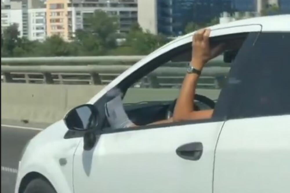 JEDNOM VOZI, DRUGU LUFTIRA: Vozač drži nogu na prozoru usred vožnje?! Drugi na gepek zalepio posebnu poruku (FOTO)