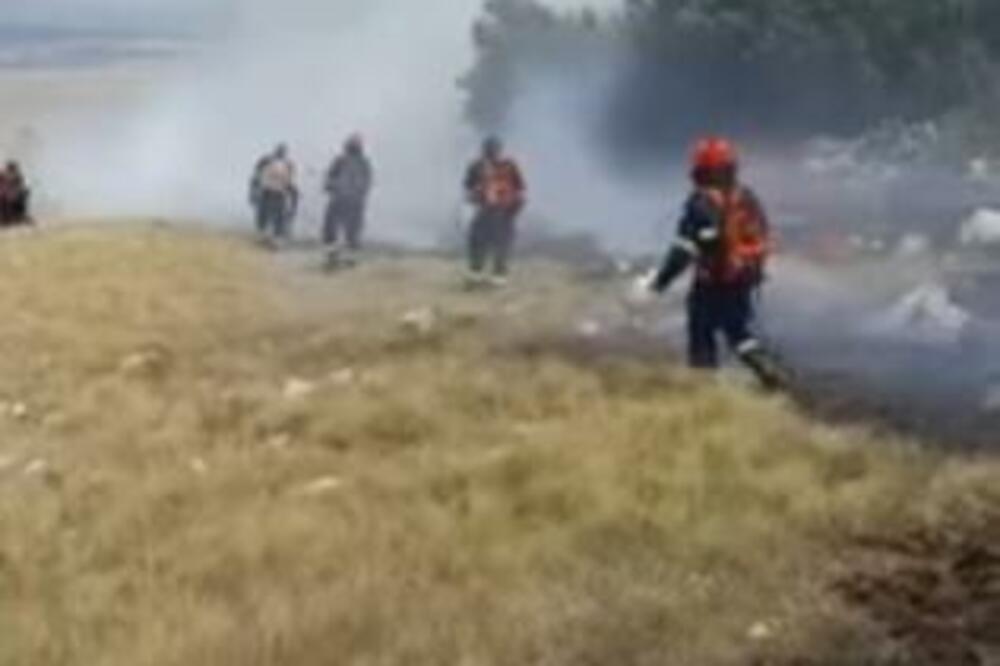 VELIKI ŠUMSKI POŽAR KOD KUPRESA: Zbog teško pristupačnog terena i vetra vatrogasci nemoćni, zatražena pomoć iz vazduha VIDEO
