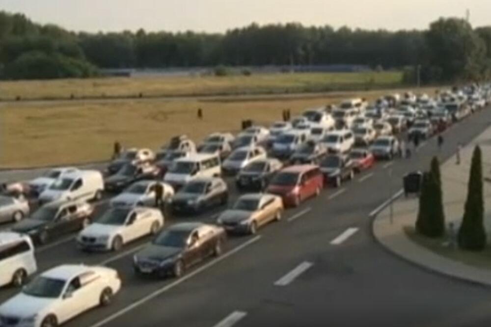 NA ULAZ U SRBIJU PREKO HORGOŠA PUTNICI ČEKAJU DO 5 SATI: Za 12 sati u našu zemlju ušlo više od 3.000 vozila i 12.000 putnika