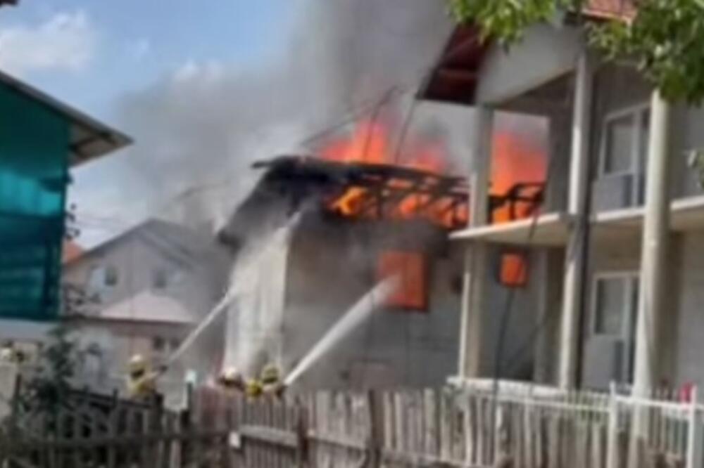 POŽAR U SARAJEVSKOM NASELJU HRASNO: Vatrogasci pokušavaju da spreče širenje vatre sa kuće na okolne objekte! VIDEO