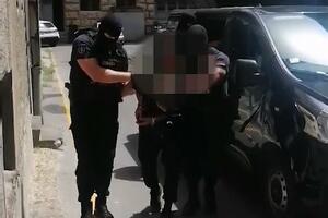 U BEOGRADU RAZBIJENA GRUPA DILERA: Policija uhapsila 10 osoba i zaplenila 400 grama heroina i pištolj! VIDEO