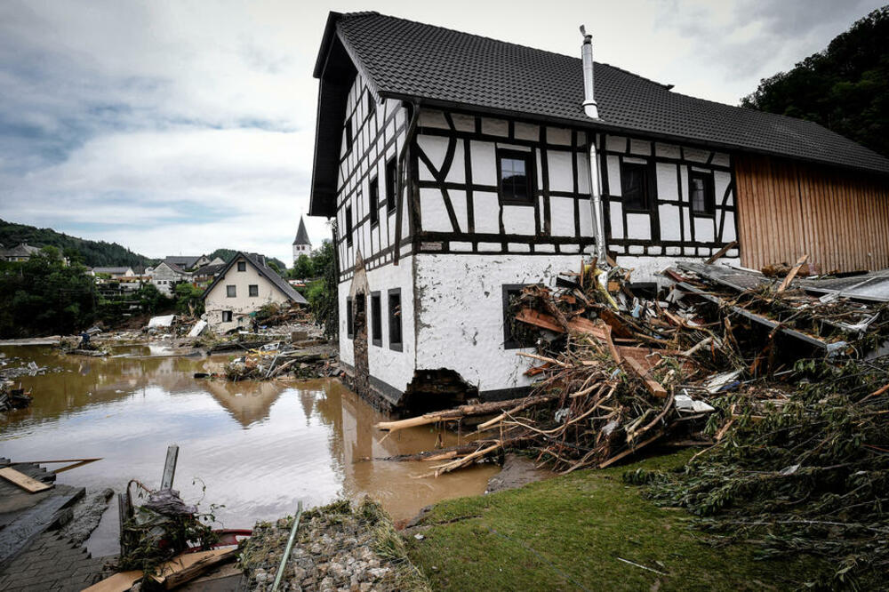 NEMAČKI STRUČNJACI UPOZORAVAJU: Ovakve poplave će biti sve češće, rešenje je u izgradnji kuća kao u SREDNJEM VEKU! VIDEO