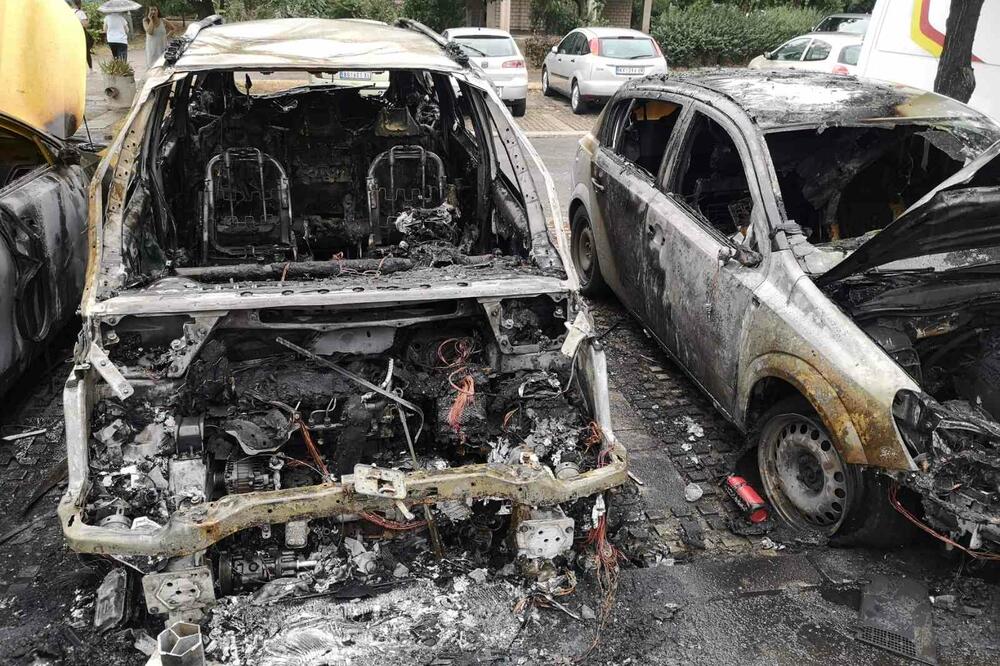 SNIMCI STRAVIČNOG POŽARA U NOVOM BEOGRADU: Plamen ISTOPIO automobil, još dvoja kola potpuno uništena (FOTO)
