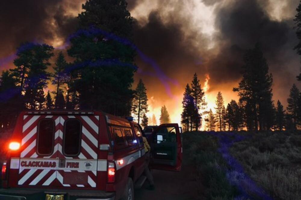 PAKAO U OREGONU: Veliki požar u SAD još bez kontrole, strahuje se od spajanja sa susednim nepogodama VIDEO