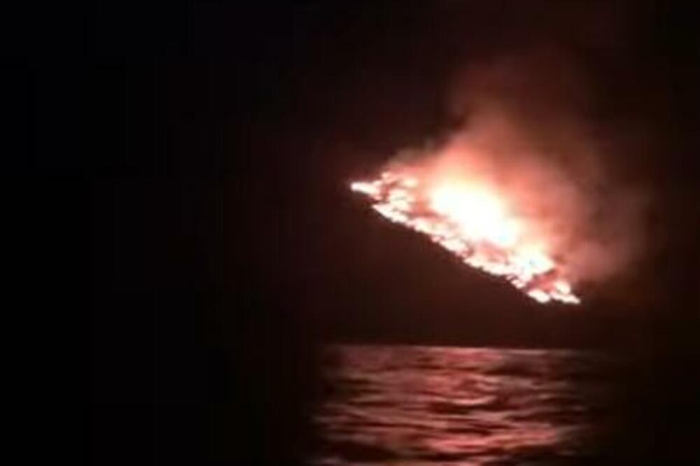GORI BRAČ: Požari koji su izbili nakon udara groma razbuktali se tokom noći, uključili se i kanaderi VIDEO