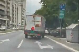 ČOVEČE, KAKO TO VOZIŠ? Ovakva vožnja kamiona u Beogradu još nije viđena, MALO GA ZANOSI