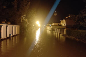 JAKO NEVREME ZAHVATILO APATIN: Poplavljeni delovi grada, ulice se ne vide od vode FOTO