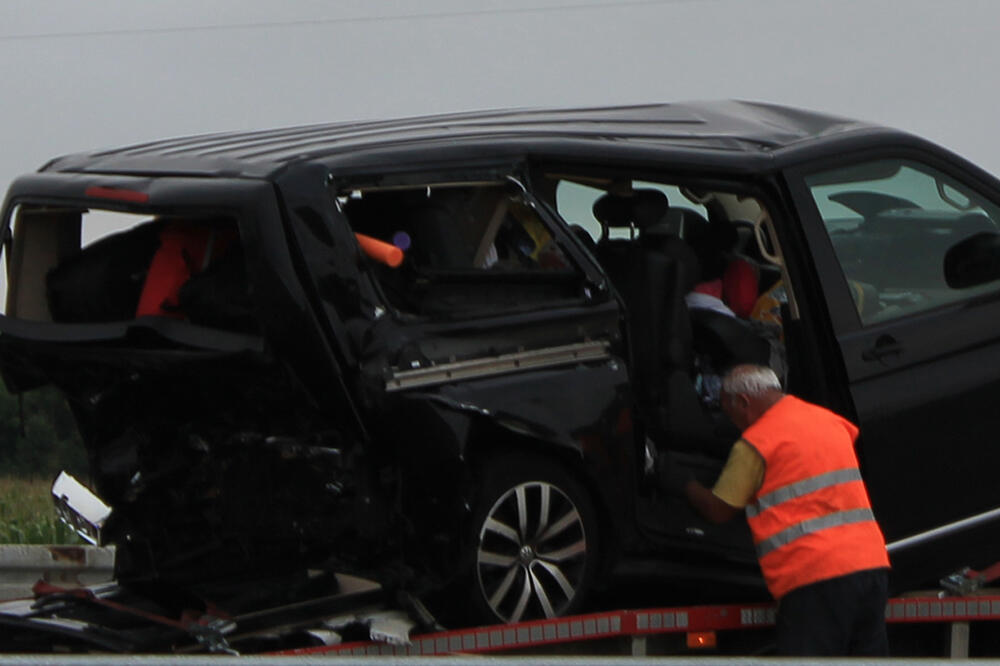 PRVE SLIKE S MESTA TEŠKOG UDESA KOD NIŠA: Vozila potpuno uništena, intervenisalo 9 ekipa Hitne pomoći