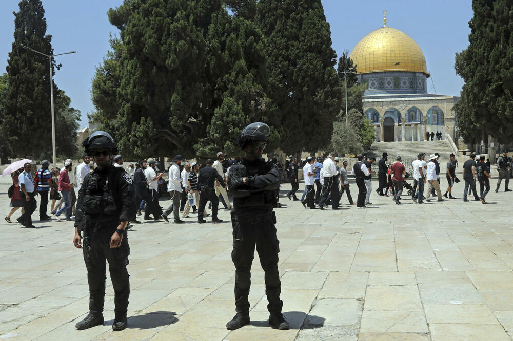 NEMA MIRA U JERUSALIMU: Novi sukobi Palestinaca i izraelske policije kod džamije Al Aksa! Letele kamenice i gumeni meci! VIDEO