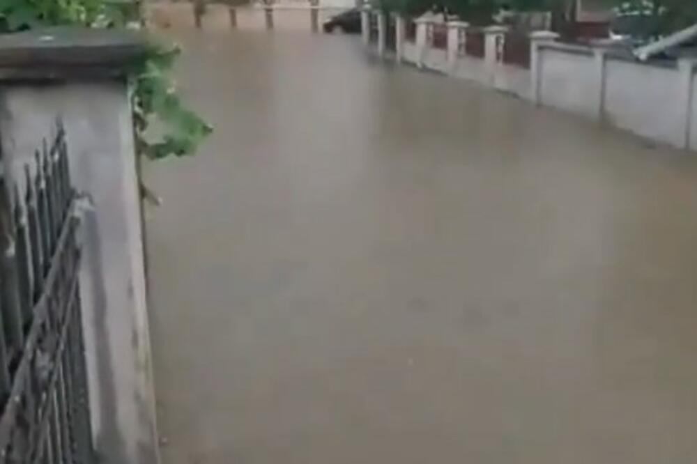 BEOGRADSKO NASELJE POD VODOM! Nevreme napravilo HAOS, reke teku ulicama, poplavljeno 20 kuća (VIDEO)