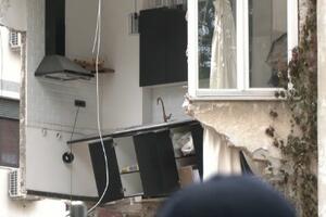 STAN PREPOLOVLJEN, KUHINJA VISI NAD AMBISOM: Strašne slike urušene zgrade na Vračaru (FOTO)
