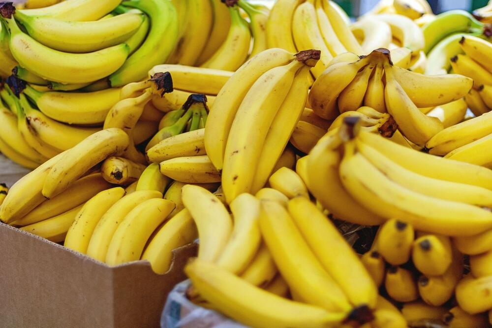 KAO SCENA IZ FILMA: Čovek kupio banane na pijaci u glavnom gradu EU, šokirao se onim šta je pronašao u njima