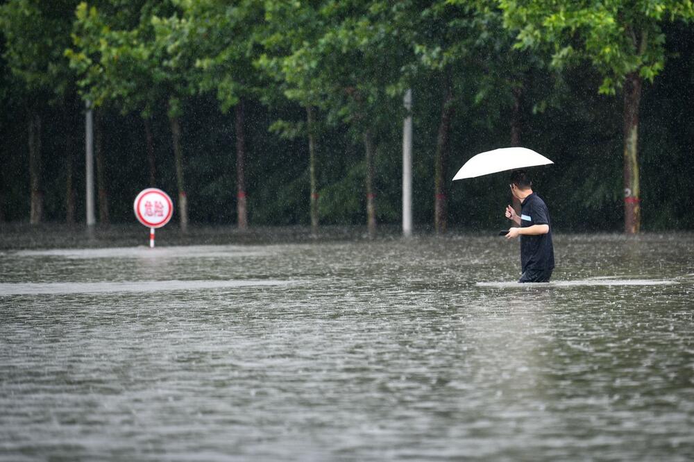 NISMO VIDELI TOLIKO KIŠE 30 GODINA Poplave u Kini napravile opštu katastrofu! 21 poginulo, četvoro se vodi kao nestalo