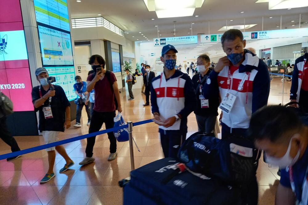 NOVAK ĐOKOVIĆ STIGAO U TOKIO: Najbolji teniser sveta na aerodromu proveo 2 sata! (VIDEO)