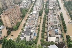 RASTE BROJ ŽRTAVA: Katastrofalne poplave pogodile Kinu, šteta milionska, ljude gutaju rupe po ulicama, a kiša ne prestaje VIDEO