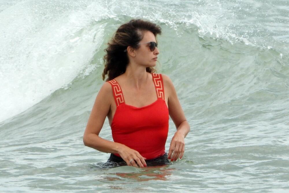 NAJZGODNIJA GLUMICA UŠLA OBUČENA U MORE, OSTAVILA SVE BEZ DAHA Penelope Kruz raspametila figurom s plaže, neverovatno kako izgleda