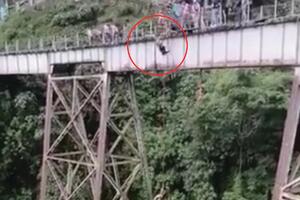 SNIMAK KOJI LEDI KRV U ŽILAMA! Žena GREŠKOM BEZ SIGURNOSNOG KANAPA skočila sa mosta u Kolumbiji! Čula je pogrešan znak