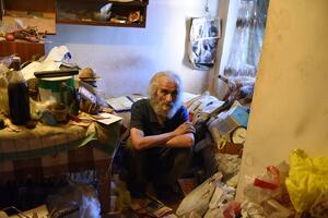 MUKA ŽIVA, NEMA GDE, TVRDI DA MU PRETE: Vladan (63) živi u stanu od 7 kvadrata na Vračaru, a investitor želi da ga izbaci