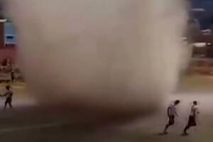 PROHUJALI SA VIHOROM: Mini tornado iznenada protutnjao fudbalskim terenom i oduvao igrače VIDEO