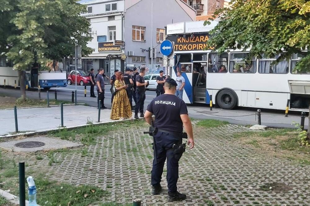 POLICIJA OČISTILA PARK KOD EKONOMSKOG FAKULTETA: Ilegalni migranti poslati u centre