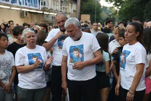 PRAVDA ZA STEFANA: Protest na Karaburmi i dalje traje! Suze, jecaji i majice sa likom nastradalog dečaka (FOTO)