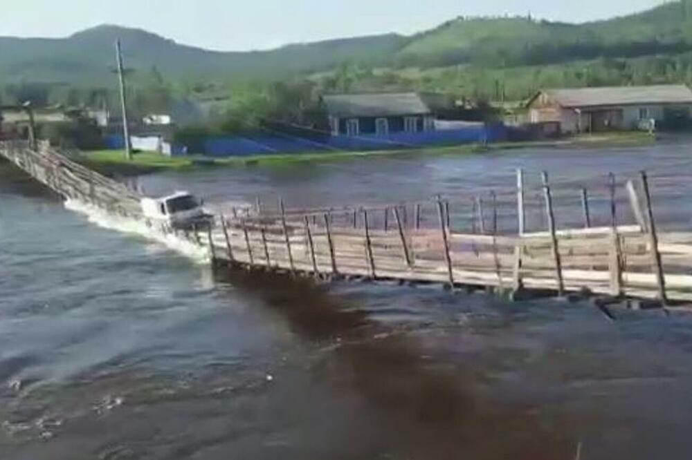 DRAMATIČAN SNIMAK URUŠAVANJA MOSTA Kamion je stigao do sredine konstrukcije, a onda ga je progutala voda VIDEO