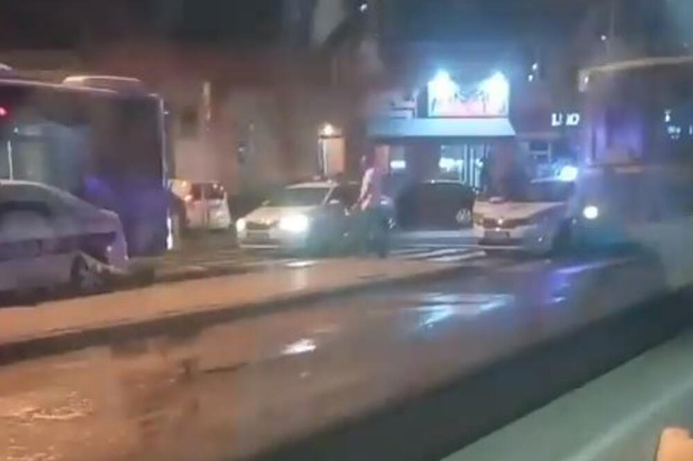 HAOS U CENTRU NOVOG SADA: Posle sudara napali vozača GSP-a, pa potom nasrnuli i na policiju (VIDEO)