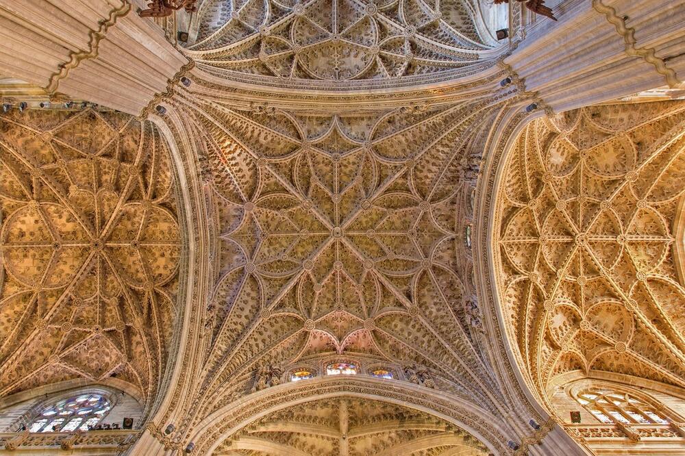 PATLIDŽAN, PARIKE I HLEB: Otkrivene tajne kamene gozbe na zidovima katedrale u Sevilji i zašto nedostaje jedna, ključna, namirnica