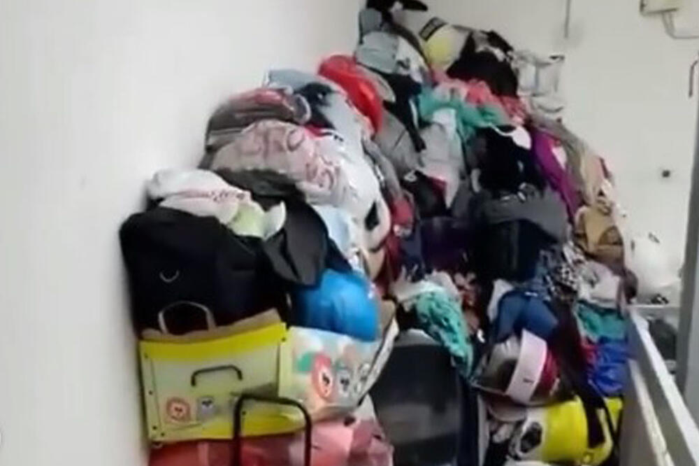 AGONIJA STANARA NA MILJAKOVCU: Komšinica svakodnevno donosi i gomila prljavu odeću u hodniku, SMRAD SE ŠIRI CELOM ZGRADOM (VIDEO)