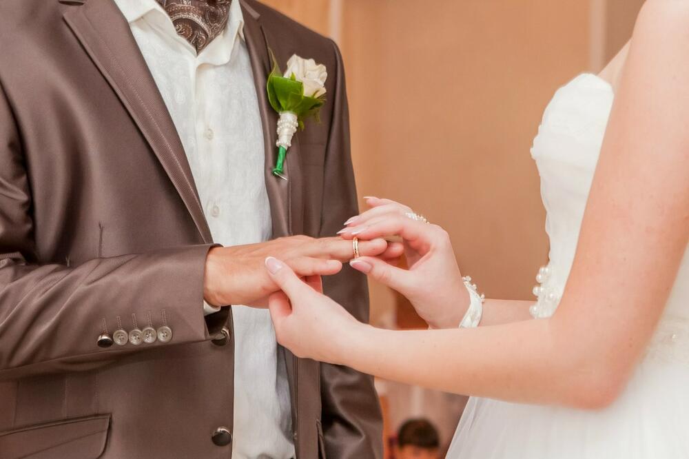 U BOLESTI I ZDRAVLJU! Par se verio i u roku od 8 dana saznao da oboje imaju KANCER: Pomerili datum venčanja i nadaju se najboljem!