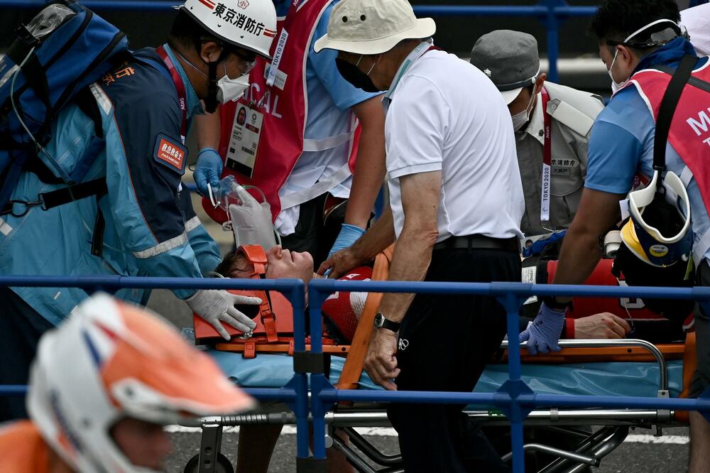 DRAMA U TOKIJU: Olimpijski šampion u vožnji BMX-a na nosilima iznet sa staze