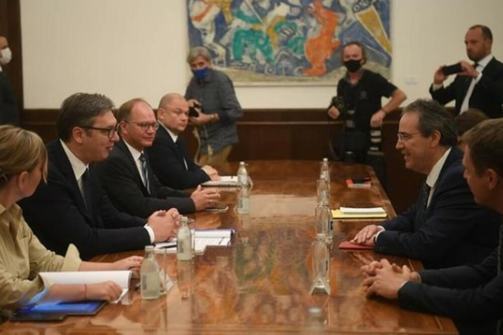 SUSRET NA ANDRIĆEVOM VENCU: Vučić razgovarao sa državnim sekretarom MSP Nemačke (FOTO)