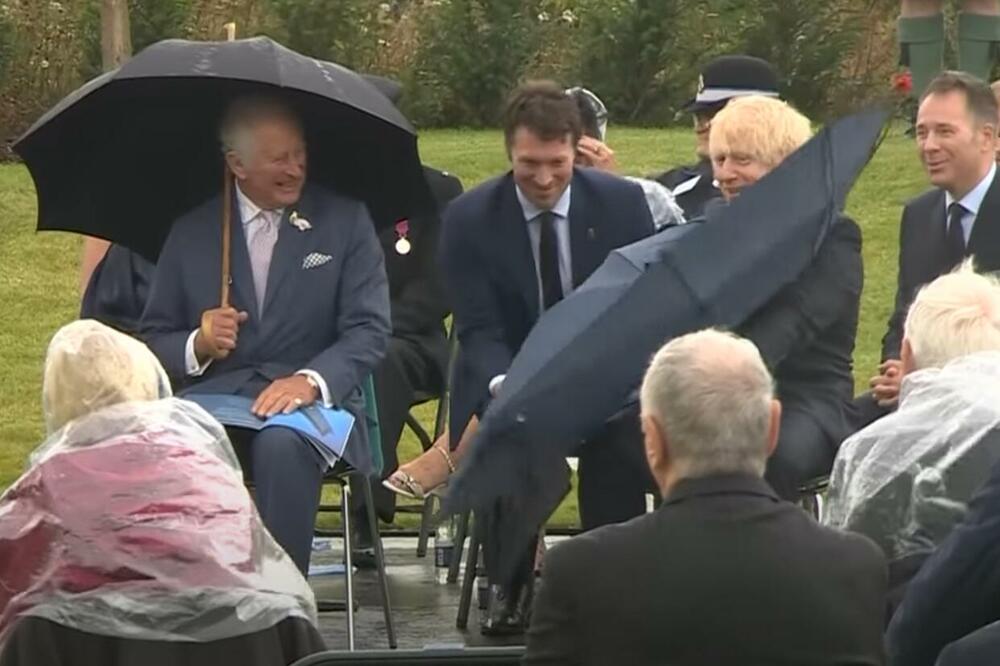 ČARLS, BORIS I KIŠOBRAN: Premijer Britanije se bori sa kišobranom a princ od Velsa jedva uspeva da ne prasne u smeh VIDEO